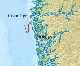 ベルゲン近郊のノルウェー海岸の地図。この戦闘中の連合軍とドイツ軍の船の航路がテキストに記されているように記されている。