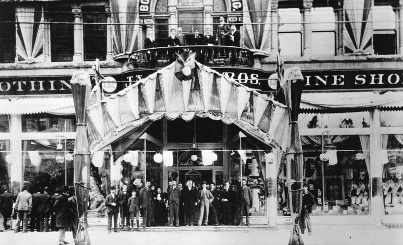 1896年頃の、ノース・スプリング・ストリート128~134番地にあった「宮殿のような」ジャコビー・ブラザーズ店