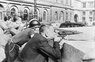 パリにおけるドイツ軍に対する反乱は、1944 年 8 月 19 日に警察本部やその他の政府庁舎の占拠とともに始まった (パリ解放 1944)