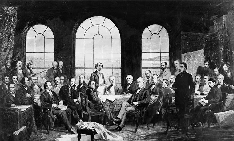 1885年に撮影されたロバート・ハリスの絵画の写真。この絵画は前年に完成し、「1864年ケベック会議」と題され、イギリス領北アメリカ諸州の連合の基本事項を定めるために開催されたもので、連邦の父たちとしても知られている。原画は1916年の国会議事堂中央棟火災で焼失した。この場面は、シャーロットタウンとケベックシティの会議場と出席者を融合させたものである。