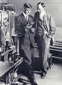 GE 研究所のアーヴィング・ラングミュア (左) とウィリス・R・ホイットニー (右)。1920 年
