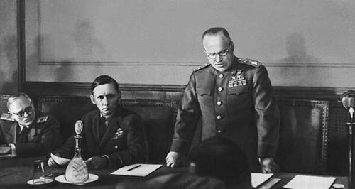 ドイツの無条件降伏式典に出席するアーサー・テダー(中央左)(1945年5月)。立っているのは降伏文書を読み上げるソ連のジューコフ元帥。