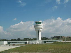 白い航空管制塔