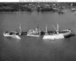 1944 年 6 月 20 日頃、ルイジアナ州ニューオーリンズ近郊のミシシッピ川に停泊中の USS フォボス (AK-129)。兵員輸送船であるこの船は、海軍ではなく戦争船舶管理局によって改造された唯一のこのクラスの船です。船首に 2 門の 40 mm 砲を並べたプラットフォームがあり、他の姉妹艦と比べて構成に多くの小さな違いがあることに注目してください。