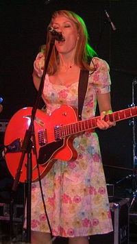 リードボーカルの Cerys Matthews が 2006 年 7 月に演奏中。