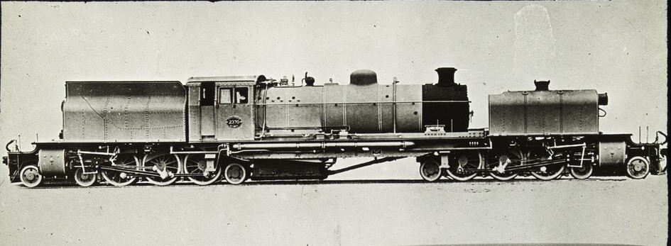 ハノーバー機械製造株式会社製、2370号機の工場写真。英語のみの運転台側ナンバープレートを装着したGF型機関車の最初の車両。1927年頃。