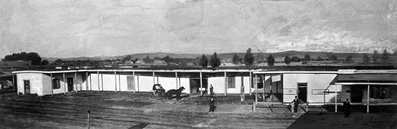 アベル・スターンズのアドベ、1857年頃。1835年から1838年に建てられ、1877年にベイカー・ブロックの建設のために取り壊された。