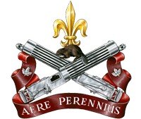 交差した2丁の機関銃の上には、ユリの紋章を支えるビーバーがいます。その下には、Ære perennius(青銅よりも長持ちする)という文字が刻まれた巻物があり、両端には小さなカエデの葉が付いています。