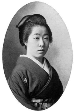 着物を着た若い日本人女性