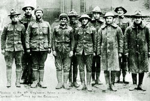 1917年にドイツ軍に捕虜として連隊に連行されたアメリカ第11工兵連隊の兵士たち
