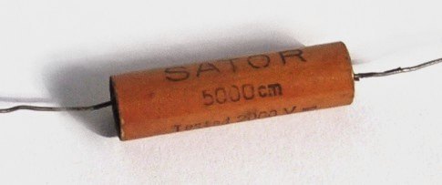 1930年代初頭の巻線式金属化紙コンデンサ。硬質紙ケース入り。静電容量値はcgs単位系で「cm」で表記。5,000cmは0.0056μFに相当。