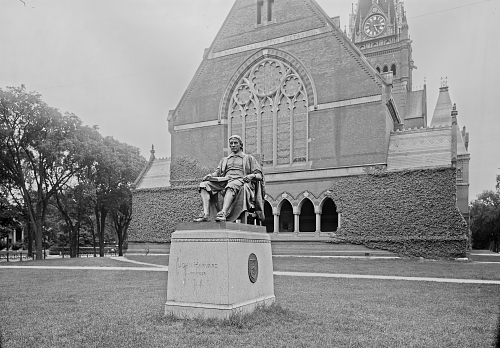 ジョン・ハーバード像は、1884年から1924年までメモリアルホールの西側正面に設置されていたが、その後ハーバードヤードに移設された。