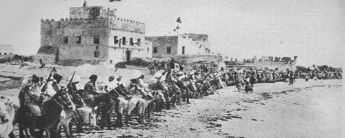 ソマリアの砦の前に立つホビョ・スルタン国の騎兵隊