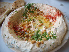 イスラエルのハイファにあるレストラン「マキシム」の松の実入りフムス。