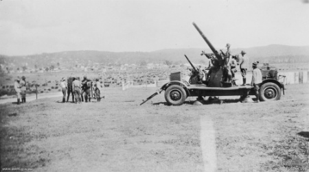 1937年、ナラビーンにて撮影された、ビッカース式予測器を備えた同型オーストラリア製砲。