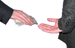 片方の手からもう一方の手に、背中に隠した手でお金を渡す。