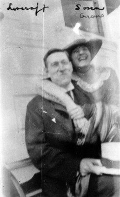 1921年、ソニア・グリーンがラブクラフトに腕を回している写真
