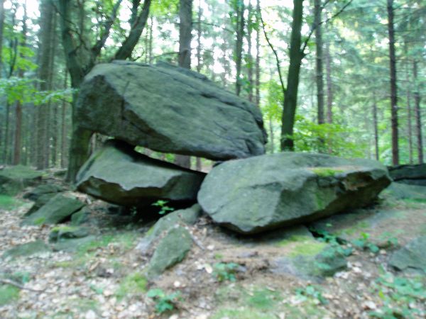 夏至と夏至の日の出と日の入りを観測する観測所「エンテ」。