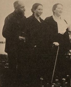 1923年に撮影された、ハンナの継父マルティン・ベールヴァルト、ハンナ、そして彼女の母マルタ・アーレント・ベールヴァルトの写真。