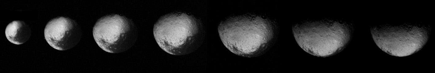 ボイジャー2号が撮影したイアペトゥスの北極の画像シリーズは、この衛星の赤道山脈の存在を示唆する初めての手がかりとなった。各画像（イアペトゥスの赤道）の下にある白と灰色の点は、後にカッシーニが撮影したボイジャー山脈であることが明らかにされた。[10] 1981年8月22日撮影。