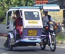 アクラ州産の大型サイドカー付き7人乗り三輪車