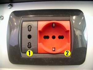 CEI 23-50 17/11 (Bipasso) ソケット (#1) と CEI 23-50 P 40 (イタリア仕様の Schuko) (#2) の現代的な取り付け