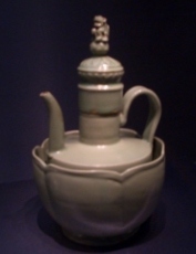 高麗時代の青磁の水差しまたは茶壺がカップの中に入っている