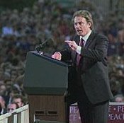演壇に立って群衆に演説する男性