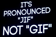 背景が黒いスライド。白で大文字で書かれたテキストには、「発音は『GIF』ではなく『JIF』です」と書かれています。