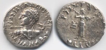 メナンドロス 1 世 (紀元前 155 ～ 130 年) の銀のバイリンガル テトラドラクマ。表面: ギリシャの伝説、ΒΑΣΙΛΕΩΣ ΣΩΤΗΡΟΣ ΜΕΝΑΝΔΡΟΥ (BASILEOS SOTEROS MENANDROU)、文字通り「救世主メナンドロス王の」。裏面: カロスティ伝説: マハラジャ トラタラサ メナドラサ「救世主王メナンデル」。アテナはサンダーボルトとシールドを持って右に進みます。タクシラのミントマーク。