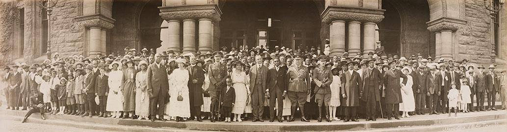 1920年、オンタリオ州首相アーネスト・チャールズ・ドルーリーと共にクイーンズ・パークでポーズをとる黒人カナダ人たち。