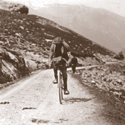 山道を自転車で走る男性。