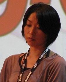 短い黒髪の真面目そうな日本人女性