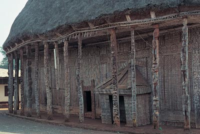 印象的な木造建築を描いた伝統的なバミレケ建築。バミレケ文明の遺跡