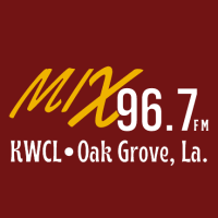 ダウンタウン地区にある 1 階建ての建物。入口の窓とドアの上にはタイル張りの「KWCL-FM」の看板が掲げられています。