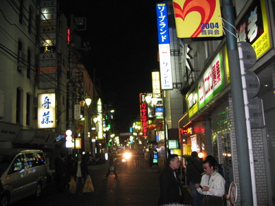 歌舞伎町の裏路地はヤクザのたまり場として人気がある。