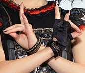 キツネのサインを見せる、BABYMETALの元メンバー、Yuimetal、2015年