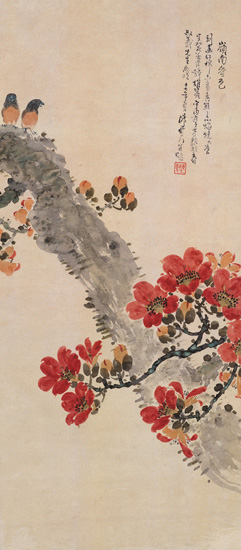 枝にとまっている2羽の鳥と、その近くに咲くカポックの花と​​蕾を描いた絵。
