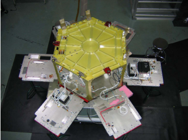統合中のTacSat-3バス