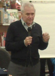 2011年4月、イリノイ州ネイパービルの書店にいるブラウン氏