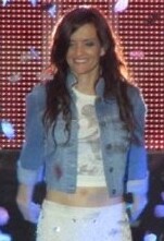 Keavy Lynch が、B*Witched の The Big Reunion アリーナ ツアーの一環としてマンチェスターで演奏しています。