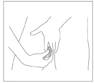 片手の指で陰唇を広げ、折りたたんだカップの縁を先にして膣内に挿入します。