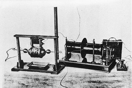 グリエルモ・マルコーニが1895年から1897年にかけて実用的なモールス符号無線電信通信の最初の実験を行った際に使用した火花放電送信機。