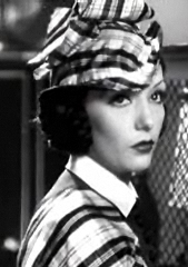 1934年の映画『笑う少年』でタータンチェックの衣装を着たルペ・ベレスの白黒スチール写真。