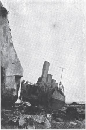 駆逐艦HMSヌビアンは、魚雷によって船首が吹き飛ばされ、崖の近くに座礁した。
