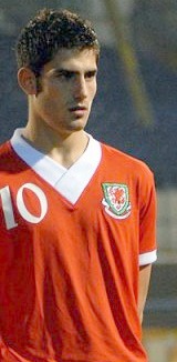 試合前のウェールズ代表のユニフォームを着たチェド・エヴァンス