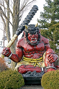 金棒を携えた鬼の像