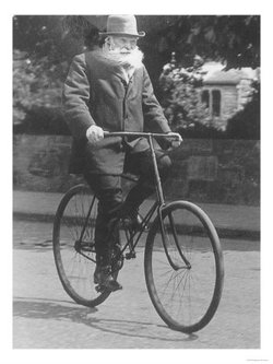 ジョン・ボイド・ダンロップが自転車に乗っている様子（1915年頃）