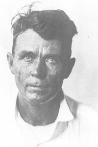 禁酒法時代の密輸業者、ジェームズ・ホレス・アルダーマンの顔写真。彼は沿岸警備隊員2人と財務省職員1人を殺害し、さらに沿岸警備隊員2人を負傷させた罪で有罪判決を受け、連邦政府によって処刑された。