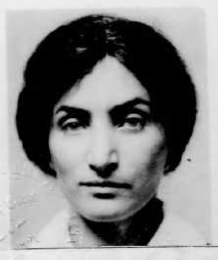 暗い色の髪をした白人女性。